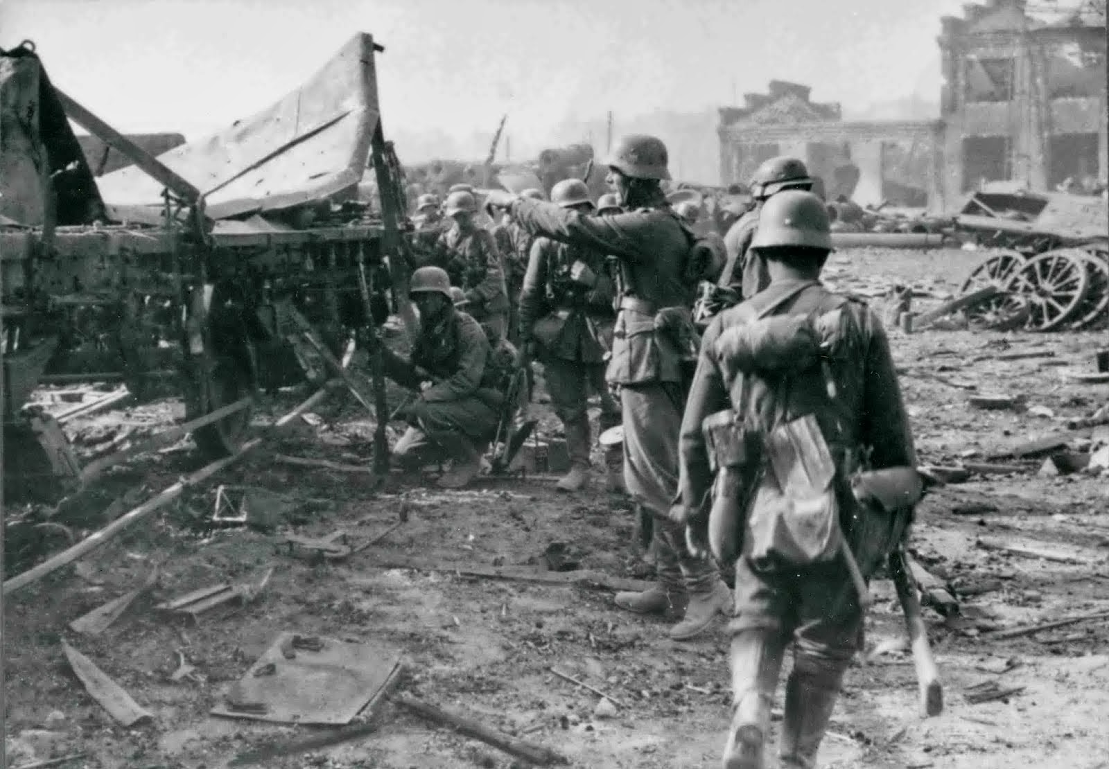German assault troops of the 305th Infantry Division at the Barrikady factory, Stalingrad, November 1942